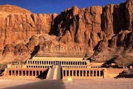 Luksor'a kendi rehberinizle özel araba ile luksor'a GÜNÜBİRLİK port ghalib gezisi, Krallar Vadisi'ni, Kraliçe Hatşepsut Tapınağı'nı, Karnak Tapınağı'nı ziyaret edin. 