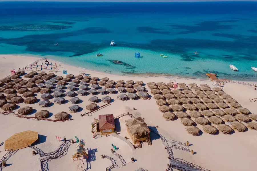 Descubra a Paradise Island Hurghada em um passeio inesquecível pelo Mar Vermelho. Snorkeling, praia paradisíaca, almoço buffet, esportes aquáticos e traslado incluídos. Reserve agora!