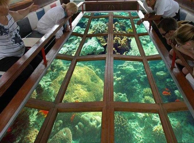 bateau à fond de verre dans le quartier de Sharm El Sheikh.