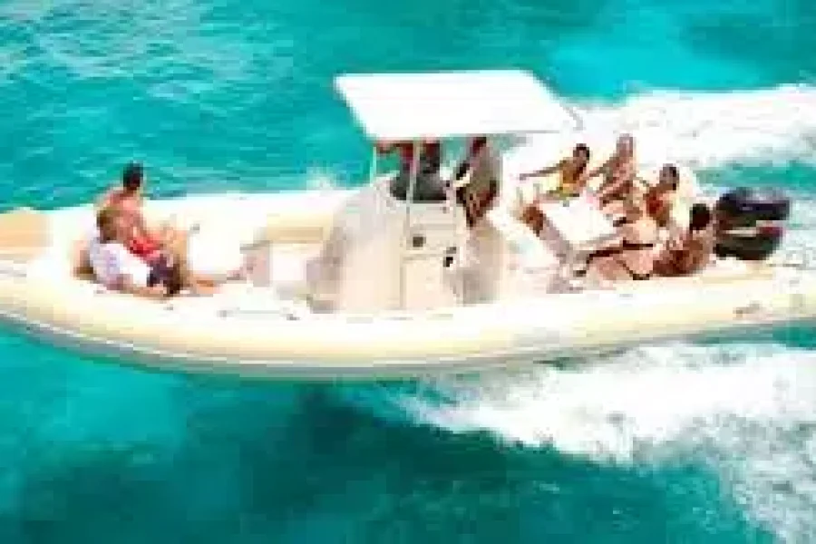 Private Speedboat Trip to Eden Island from Soma Bay