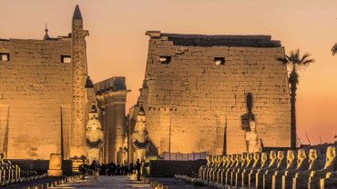 „Die glorreiche Vergangenheit des Luxor-Tempels entdecken: Ein Reiseführer zu seiner Geschichte, Architektur, seinen Gottheiten und Statuen in Luxor, Ägypten“