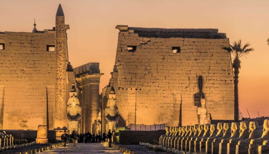 „Die glorreiche Vergangenheit des Luxor-Tempels entdecken: Ein Reiseführer zu seiner Geschichte, Architektur, seinen Gottheiten und Statuen in Luxor, Ägypten“