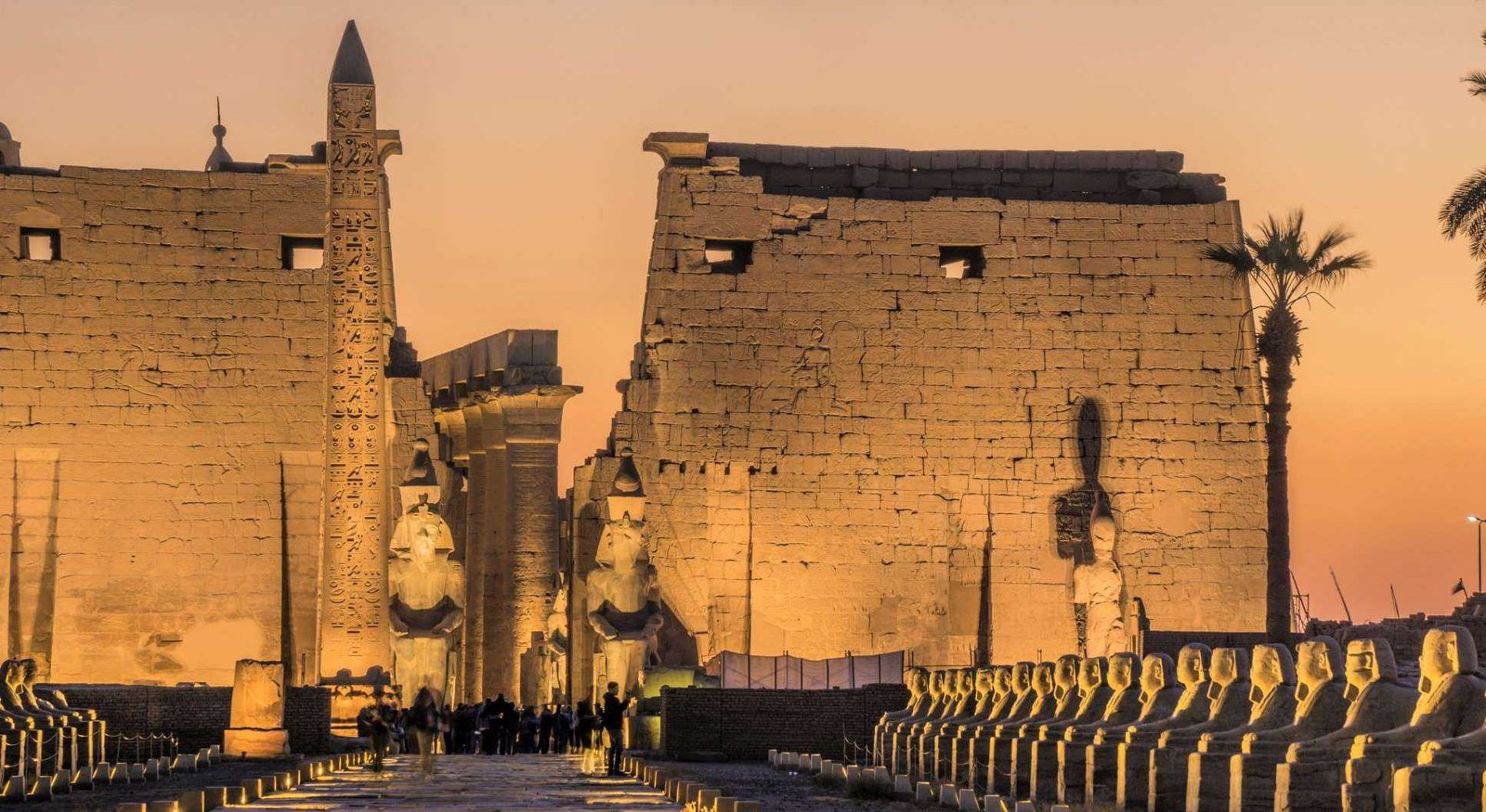 „Die glorreiche Vergangenheit des Luxor-Tempels entdecken: Ein Reiseführer zu seiner Geschichte, Architektur, seinen Gottheiten und Statuen in Luxor, Ägypten“