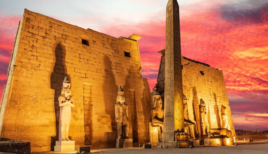 A fényes múlt felfedezése: Luxor Templom történelme, építészete, istenei és szobrai Luxorban, Egyiptomban