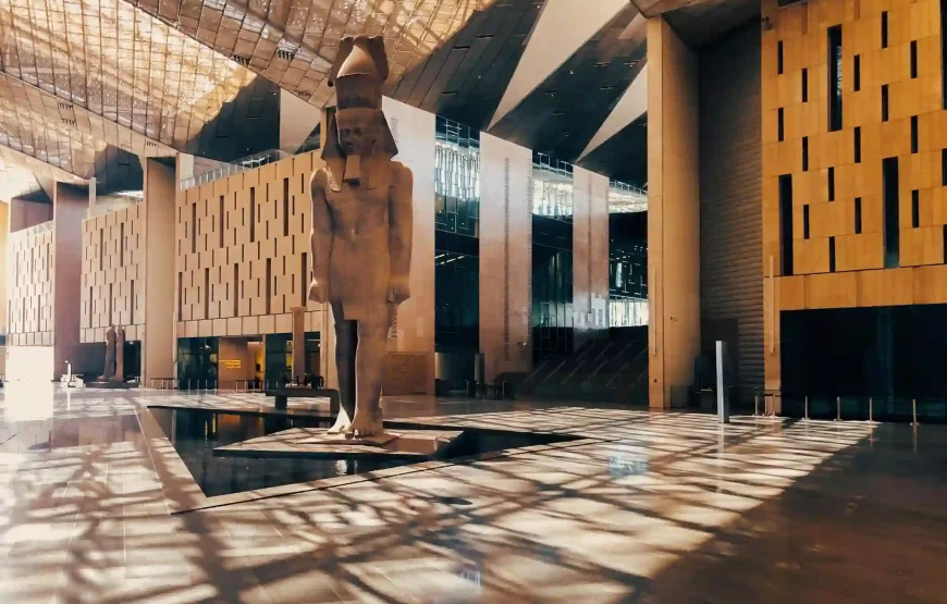 Von Hurghada zum Großen Ägyptischen Museum mit dem Bus: Tagesausflug zu den Pyramiden von Gizeh und der Sphinx