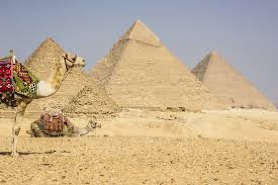Wie weit ist Sharm El Sheikh von den Pyramiden entfernt?