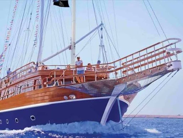 Pirates Boot Tour ab Soma Bay – Segeln, Schnorcheln & Seafood auf einer Piratenyacht