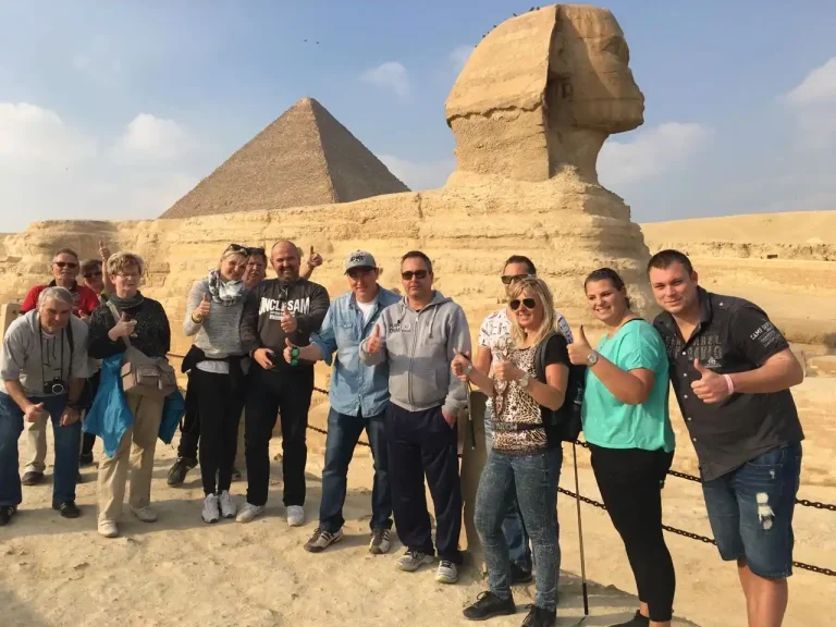 Von Hurghada zum Großen Ägyptischen Museum mit dem Bus: Tagesausflug zu den Pyramiden von Gizeh und der Sphinx