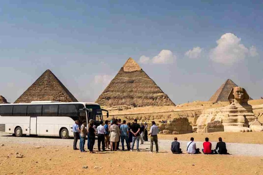 Marele Muzeu Egiptean din Hurghada cu autocarul, grup cu ghid român la Piramidele din Giza