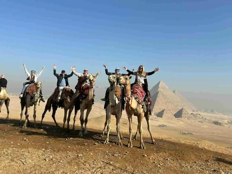 Grand Egyptian Museum vanuit Hurghada met de bus: dagtrip naar de piramides van Gizeh en de Sfinx, entree en lunch inbegrepen